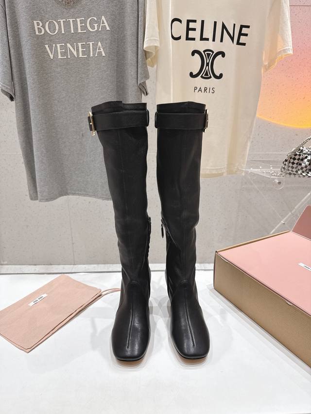 高版本出厂 Miumiu*缪缪 F051 2025Ss秋冬走秀新款高跟过膝长靴弹力靴 走秀款出现在各大时装杂志封面 各路明星、小红书博主着用～上脚尤为惊艳到你的