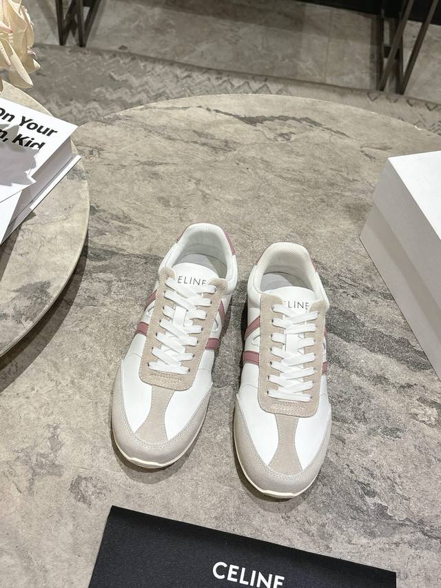 Celine 思琳 2025早秋新款休闲运动鞋 这一季运动小白鞋无论从楦型的轮廓隔板的拼接都让人耳目一新、前后品牌Logo相呼应、大底边位明显Celine字母点