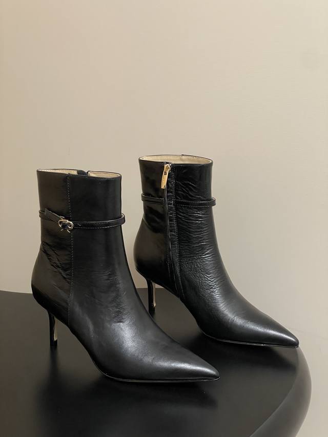 Gianvito Rossi25S秋冬新款 罗西 Gr尖头及踝靴侧拉链R扣细跟短靴高跟靴子 鞋面采用绒面革，质感柔软细腻，自带奢华高级感，同时为整体造型增添了一
