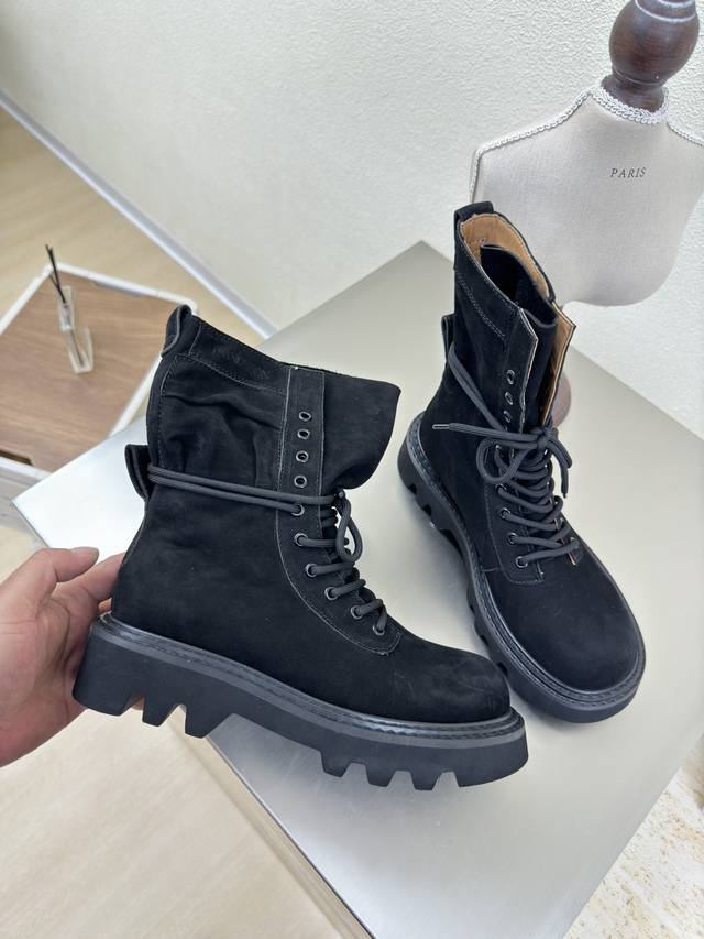 登山靴 J W 设计师品牌 女鞋 头层磨砂 牛皮 真皮包跟 档次满满 黑色登山系列 防滑大底设计 有着若隐若现的魅力。 元素的加入为精致的鞋体注入更多反叛和力量