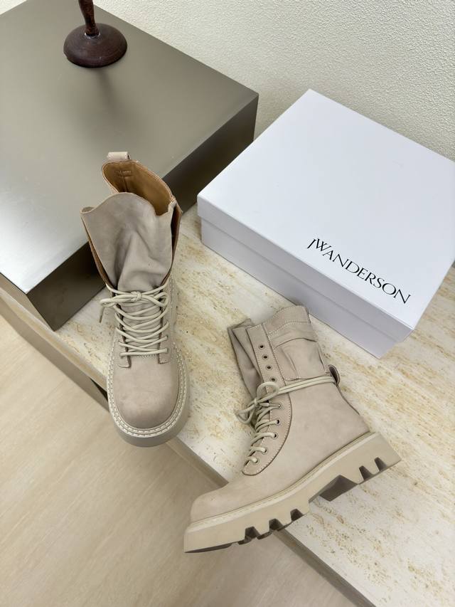 登山靴 J W 设计师品牌 女鞋 头层磨砂 牛皮 真皮包跟 档次满满 沙色登山系列 防滑大底设计 有着若隐若现的魅力。 元素的加入为精致的鞋体注入更多反叛和力量