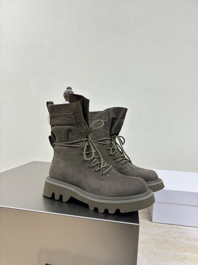 登山靴 J W 设计师品牌 女鞋 头层磨砂 牛皮 真皮包跟 档次满满 军绿色登山系列 防滑大底设计 有着若隐若现的魅力。 元素的加入为精致的鞋体注入更多反叛和力