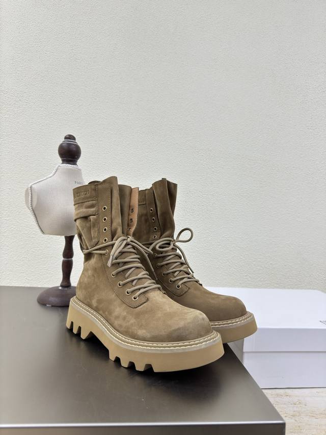 登山靴 J W 设计师品牌 女鞋 头层磨砂 牛皮 真皮包跟 档次满满 杏色 登山系列 防滑大底设计 有着若隐若现的魅力。 元素的加入为精致的鞋体注入更多反叛和力