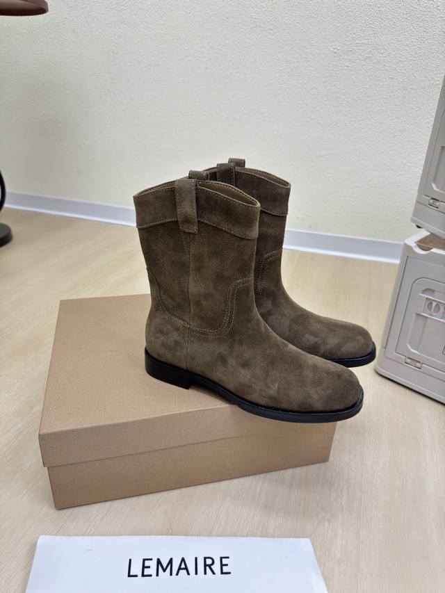 骑士靴 Lemaire 来自法国巴黎 设计师品牌 女鞋 头层反绒牛皮 真皮包跟 档次满满 驼色 防滑大底设计 将肌肤分割成块面，有着若隐若现的魅力。 弹力 元素
