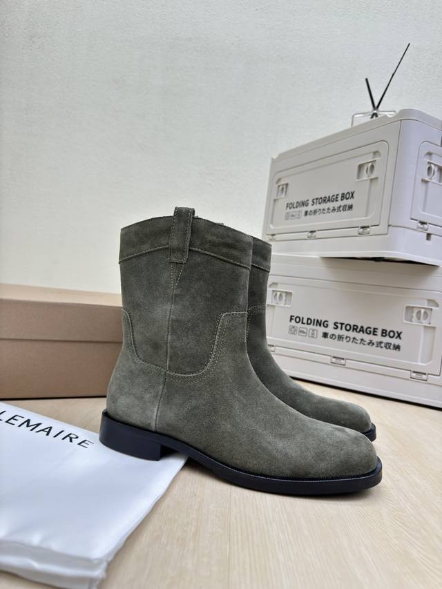 骑士靴 Lemaire 来自法国巴黎 设计师品牌 女鞋 头层反绒牛皮 真皮包跟 档次满满 深绿 防滑大底设计 将肌肤分割成块面，有着若隐若现的魅力。 弹力 元素