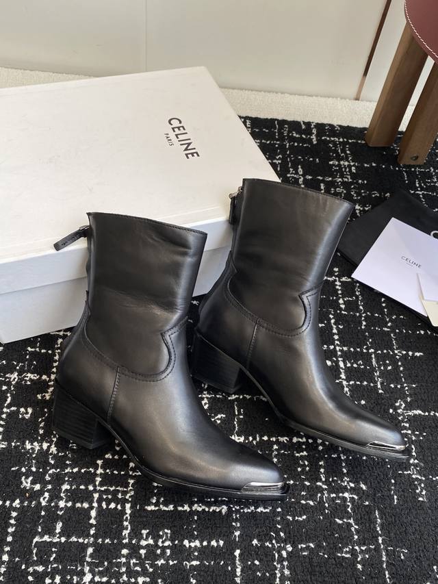 代购级牛皮 Celine 赛琳 25Ss秋冬新品 复古粗跟 切尔西 尖头 铁扣短靴 塞琳这一季好看的款式真的是很多 比如这款军靴就很机车风 重点夸夸靴筒设计 完