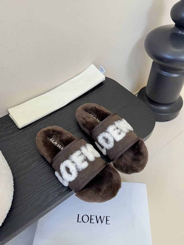 Loewe罗意威走秀主推羊毛拖鞋系列，新品上线，芬具桌脚设计灵感改创于今年秀场的主推系列鞋履 当季新品拖鞋，众所周知，鞋子永远设计为高级感满满的，高端大气上档次