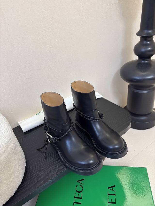 Bottega Veneta Bv一脚蹬时尚 短靴 骑士靴 太酷了 一眼就爱上，这双绳结靴必须锁死 经典绳结编织缠绕靴身，搭配标志性三角金属扣，黑银碰撞自带酷飒