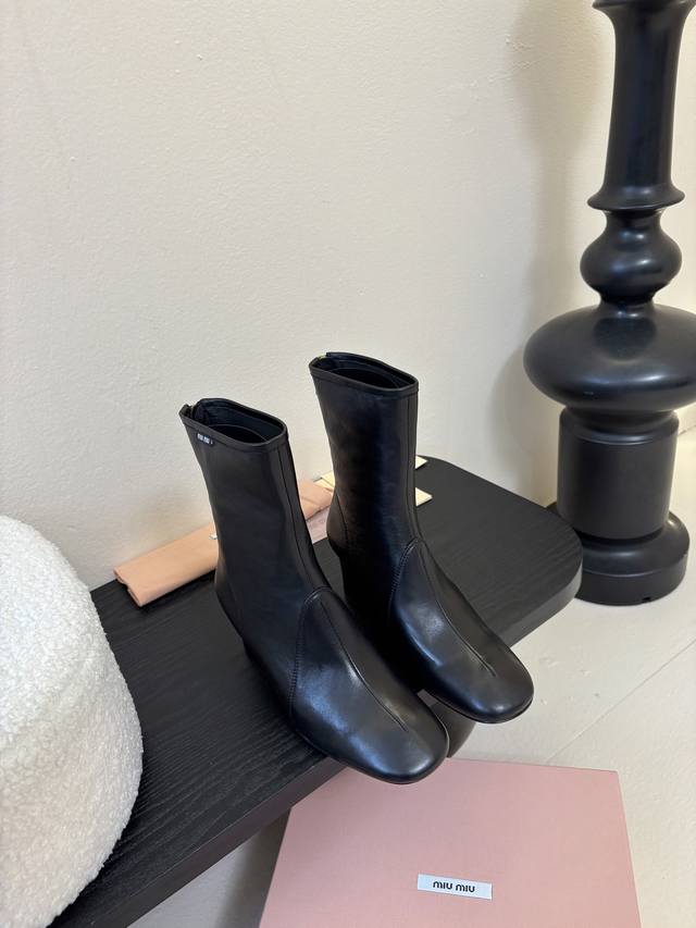 代购级 Miu Miu 25Ss 弹力 短靴 秋冬走秀新款短靴！ 今年最值得入手的靴子 没有之一！超多网红明星上脚 Miumiu今年秋冬确实泰酷辣 秋冬限定款