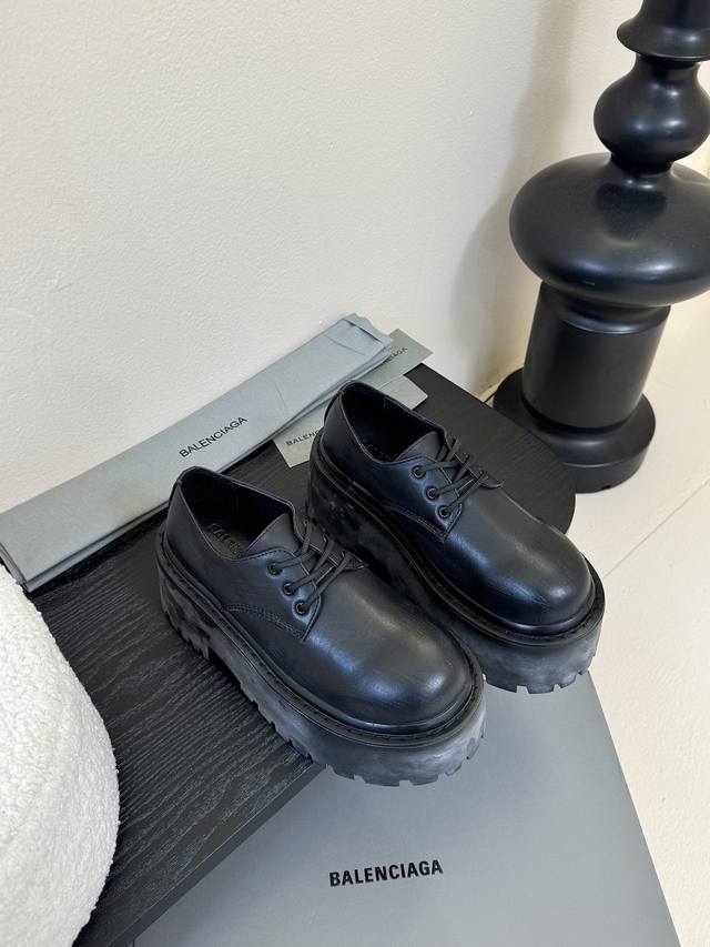 Balenciaga巴黎世家25新品 Strike女士厚底短靴 雾化做旧效果短靴 鞋跟后饰以Bb标识压纹 鞋面做旧抛光处理，质感上乘，光泽内敛却又奢华尽显，脚感