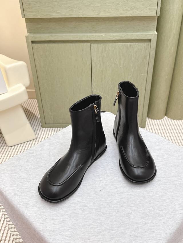 代购级 ｜D0118The Row中筒靴，极简高级平底靴，麂皮皮超级柔软 爱不释手，独特风格，一眼爱上，Row就是永远这么受欢迎。 鞋面：进口麂皮 原版一比一复