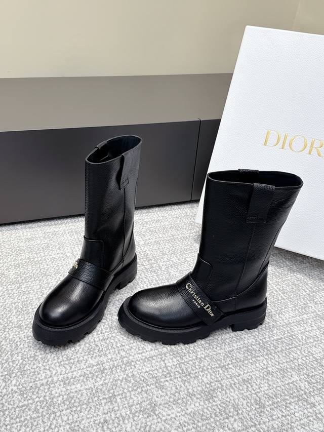 代购级 Dior 25 迪奧秋冬新款靴子 秋冬成衣系列发布秀上全新亮相，灵感源自1960年代的优雅与精致。 采用黑色漆皮牛皮革和皮革效果弹力面料精心制作，鞋面饰