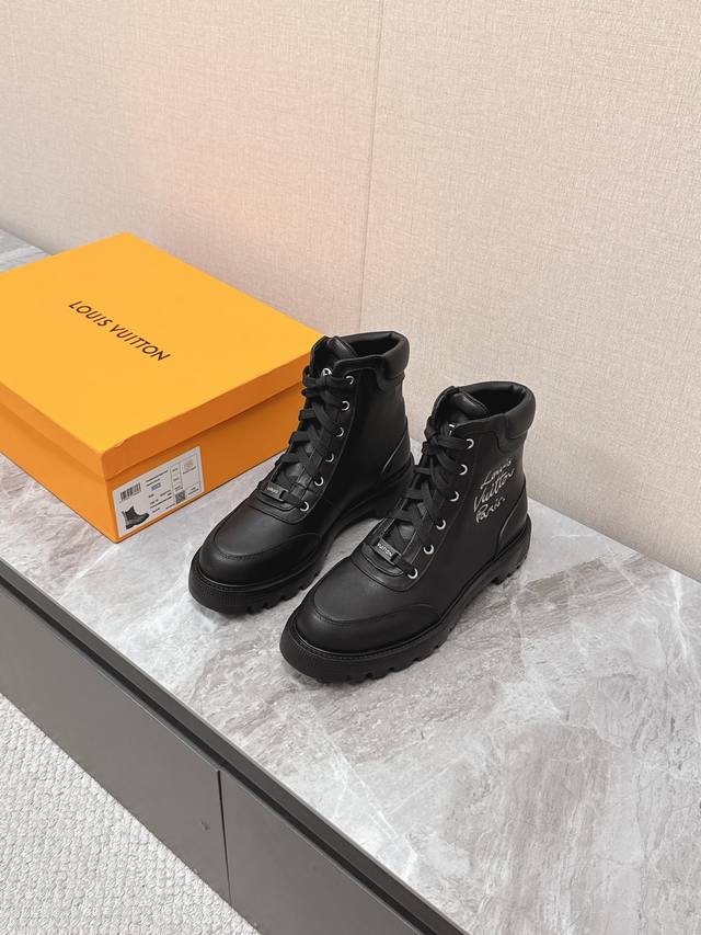 路易威登Louis Vuitton秋冬最新款马丁靴 超多明星时尚博主种草 原版一比一复刻打造 版型超级正 最新时尚的设计 火遍全网的靴子，上脚又酷又时髦 靴筒处