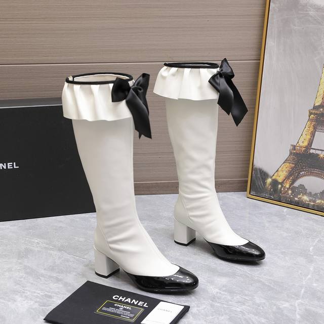 Chane*｜小香25A秋冬新品蝴蝶结弹力靴 当经典香家美学与潮流鞋履设计碰撞 这双褶皱靴口蝴蝶结弹力靴应运而生 瞬间成为时尚精们的梦中情靴。 靴面正中标志性的
