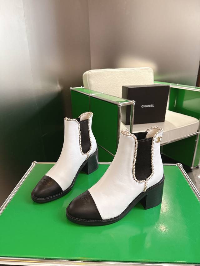 K010 Chanel香奈儿25Ss 新款秋冬高跟链条松紧短靴 楦型百搭瘦脚Yyds.造型立体饱满，上脚舒适 气场十足，橡筋一脚蹬 易穿搭 经典链条五金 高级优