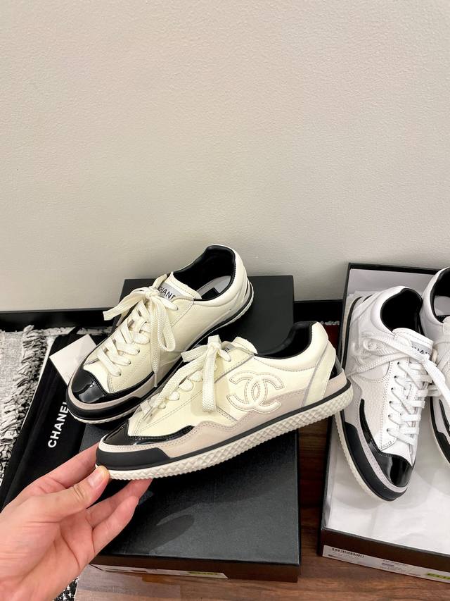 米白色 Chane*25K秋冬新款运动鞋德训鞋 官网同步上 专柜断货王 各大博主社交日推款，这季新款简直闭眼入，上脚秀气灵动狂好看，率性的休闲运动风，飒爽又自然