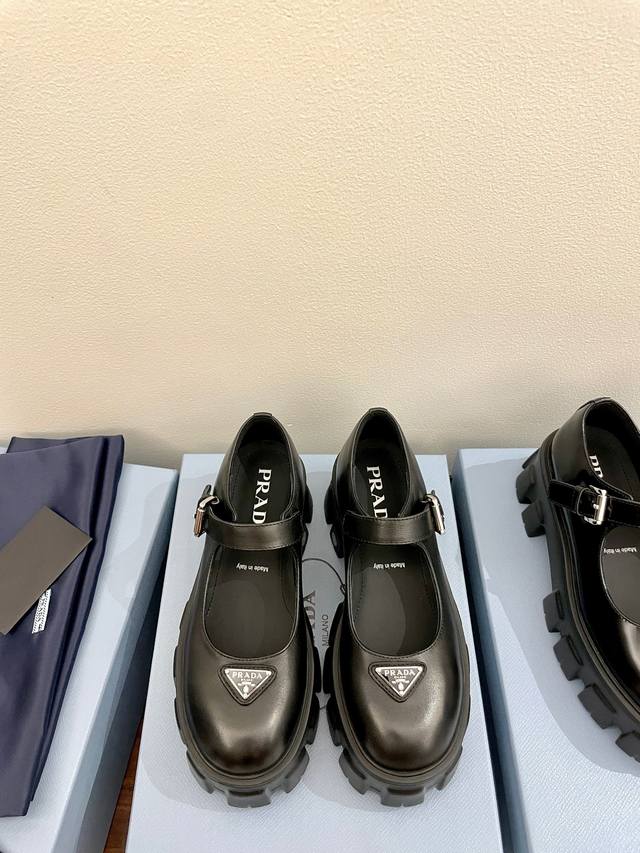 牛皮面 Prada 普拉达25新款玛丽珍厚底单鞋松糕鞋 标志性Monolith鞋履的几何设计和大胆廓形为此款玛丽珍鞋赋予全新风格。混搭风格的鞋履结合经典线条和大