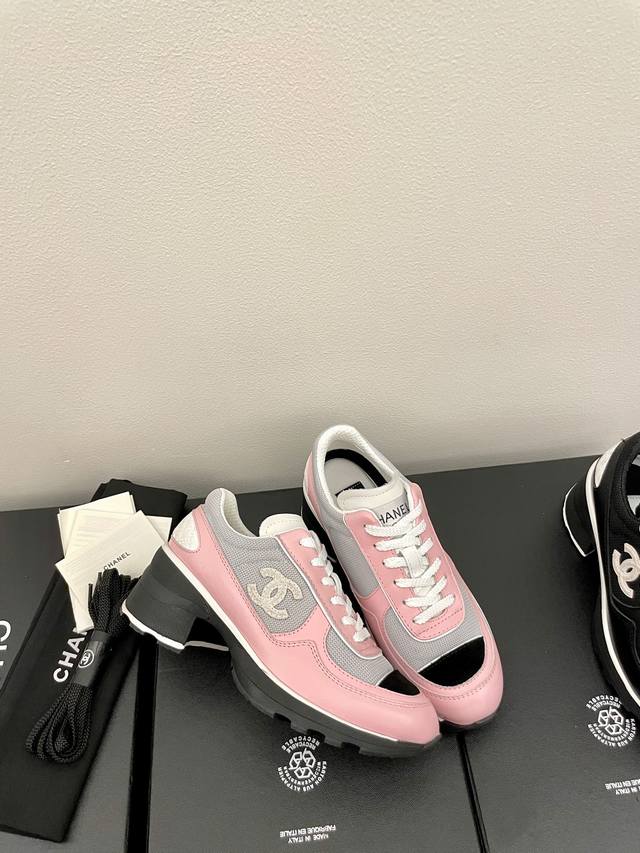 Chanel25K老爹鞋｜奢潮人士必入款 经典双C标识高调吸睛，黑白配永不过时！ 皮革+网面拼接，质感拉满还透气 老爹鞋廓形，悄悄增高还显腿细 从通勤Ol到街头