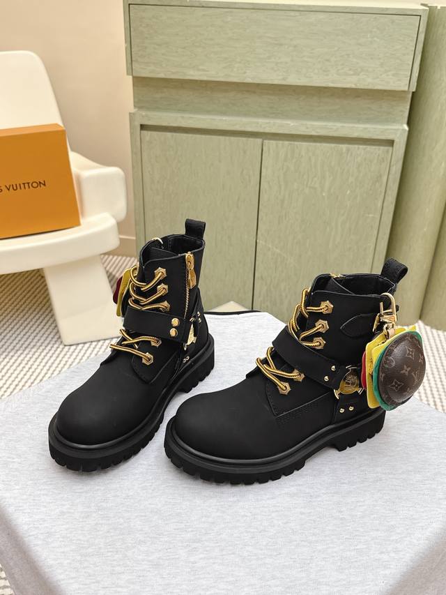 代购级 男＋10 装饰包包140｜D0061Louis Vuiteeon 路易威登系带 最新款路易威登联名新款马丁靴 这款松糕厚底系列今年非常爆，穿上**效果，