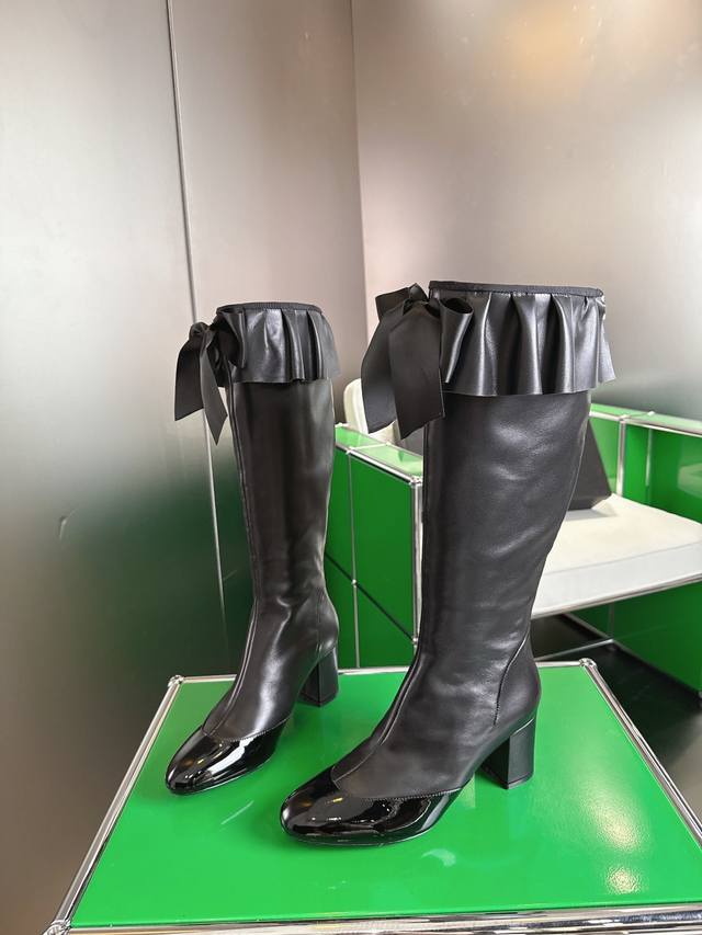 K044 Chanel 小香 25 秋冬秀场新品 小香双C蝴蝶结褶皱弹力长靴系列 Bs时尚圈的绝绝子 搭配将演绎着细致 极简 永不褪去的经典元素 展现与众不同的