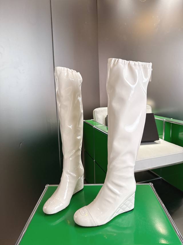 K044 Chanel 小香25Ss新款坡跟长靴 复古线条 配色设计全在线！暴走一天脚感超舒适，运动风混搭风随便玩，买完想天天穿它出门溜达烫。 鞋面牛皮 内里羊