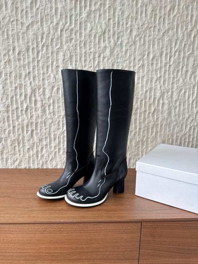 涂鸦款 G129 The Row 小众潮牌 25Ss秋冬新款 高跟靴 长靴 圆头鞋头尽显性感，穿搭显瘦长腿神器 一双有设计感的极简长靴可以让人成为整个冬天的主角