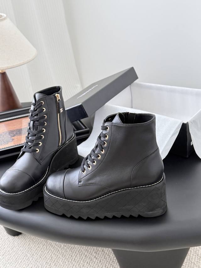 Chanel 25B新款厚底系带短靴 经典款 好穿又百搭 鞋面牛皮 内里羊皮 原版大底 Size:35-39 其他码数定做