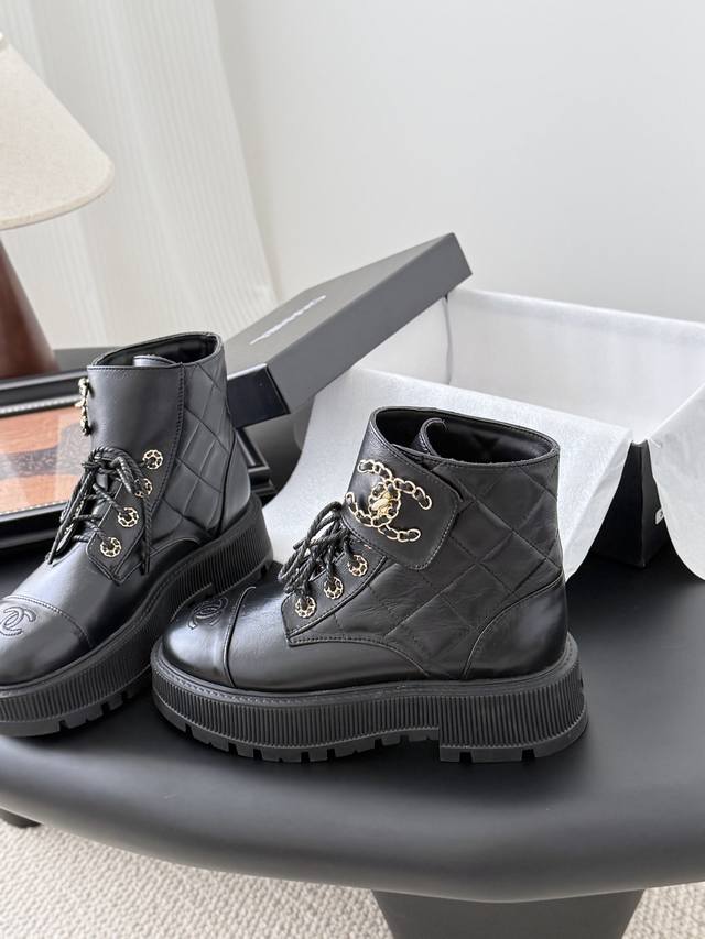 Chanel 小香25K新品魔术贴短靴 原版1:1复刻 经典中的经典 无论搭配裤装还是裙装都是完美 小圆头的设计很好的修饰脚型 小仙女们必备！ 鞋面采用进口小牛