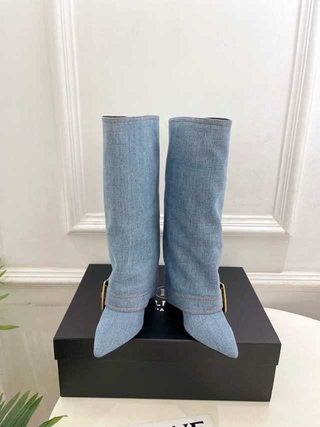 Balmain巴尔曼 代购级别2025秋冬新品 经典尖头皮带扣裤管靴 顶级奢侈品牌 低调奢华 设计都是一贯纯色系 简单、细节巧妙、清新脱俗！ 不想满大街撞款的可