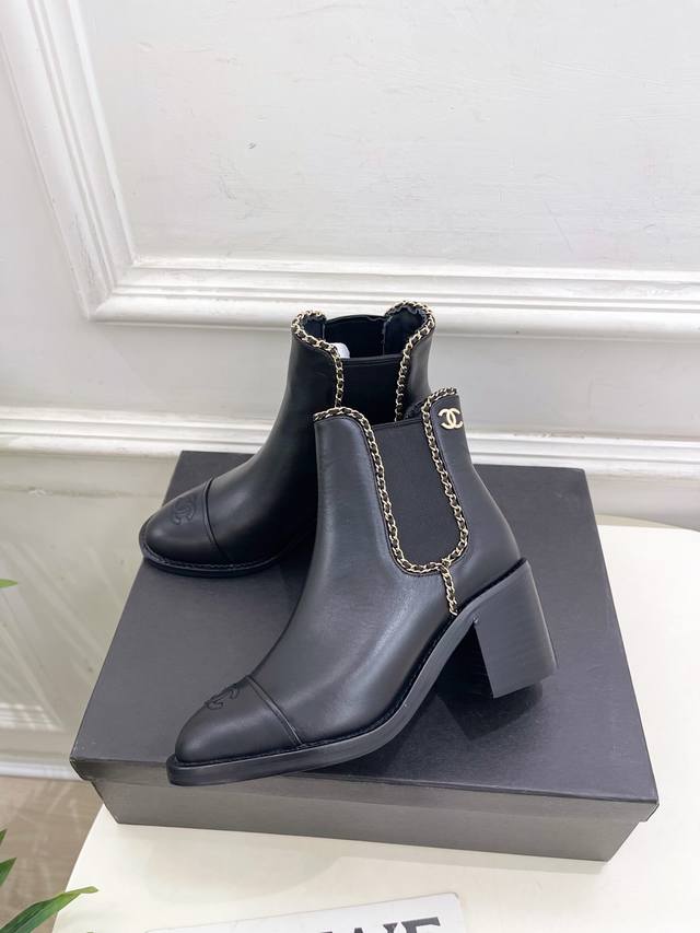 小香 25 2025 秋冬秀场新品 小香双C链条切尔西粗跟短靴 系列上新 Bs时尚圈的绝绝子 搭配将演绎着细致 极简 永不褪去的经典元素 展现与众不同的穿搭风格