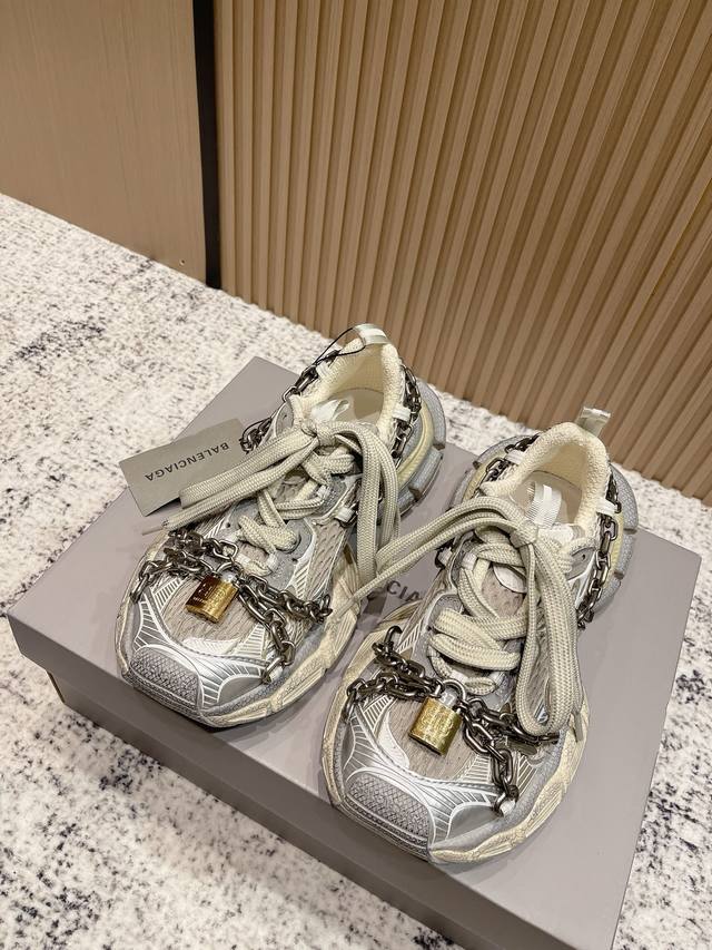 顶级版本： 情侣款 # 225 ／巴黎世家爆闪 3Xl和Urnner锁扣老爹鞋出货 延续潮流跑鞋做旧老爹鞋，鞋身由聚酯纤维、尼龙、 Tpu 和聚氨酯制成，不管是