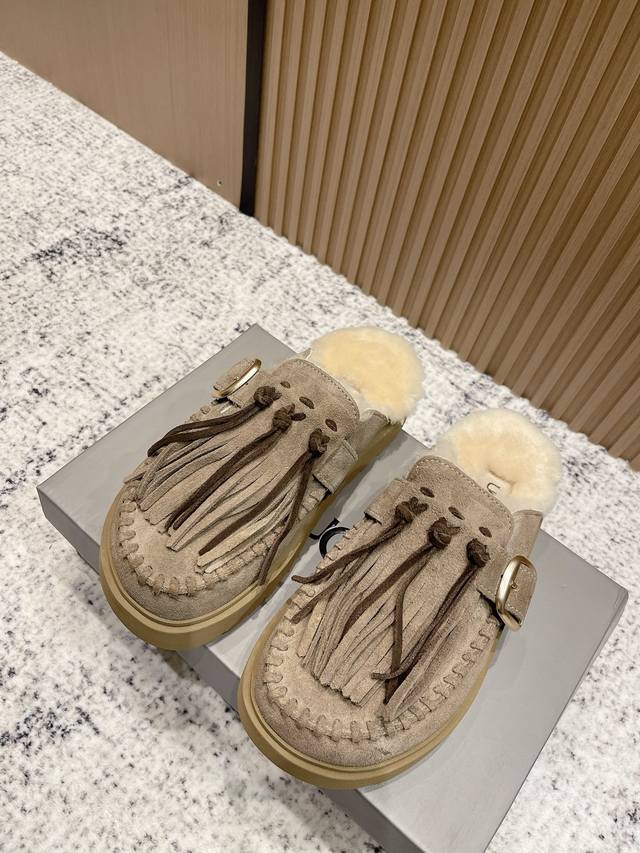 顶级版本： Ugg 2025 秋冬新款 流苏 搭扣 厚底 一脚蹬 懒人 毛毛鞋 毛拖 Ugg新款毛拖采用民族风流苏搭扣带，复古又时髦，超舒适懒人一脚蹬，超多明星
