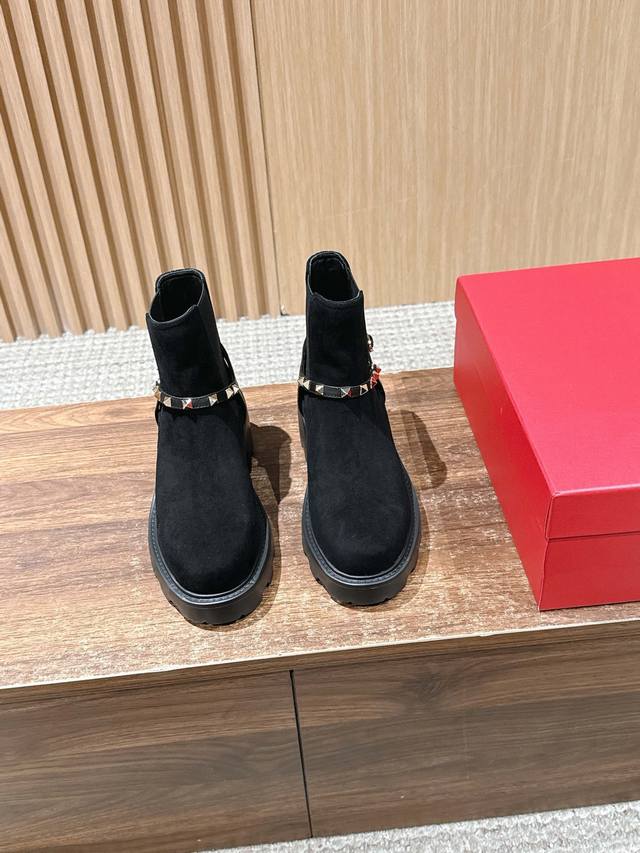 莞产 Valentino 华伦天奴经典鉚钉马丁靴 在寒风凛冽的冬日街头，一双高品质的马丁靴无疑是时尚与保暖的双重保障。最新款冬季马丁靴，以其硬朗的外形和精湛的工