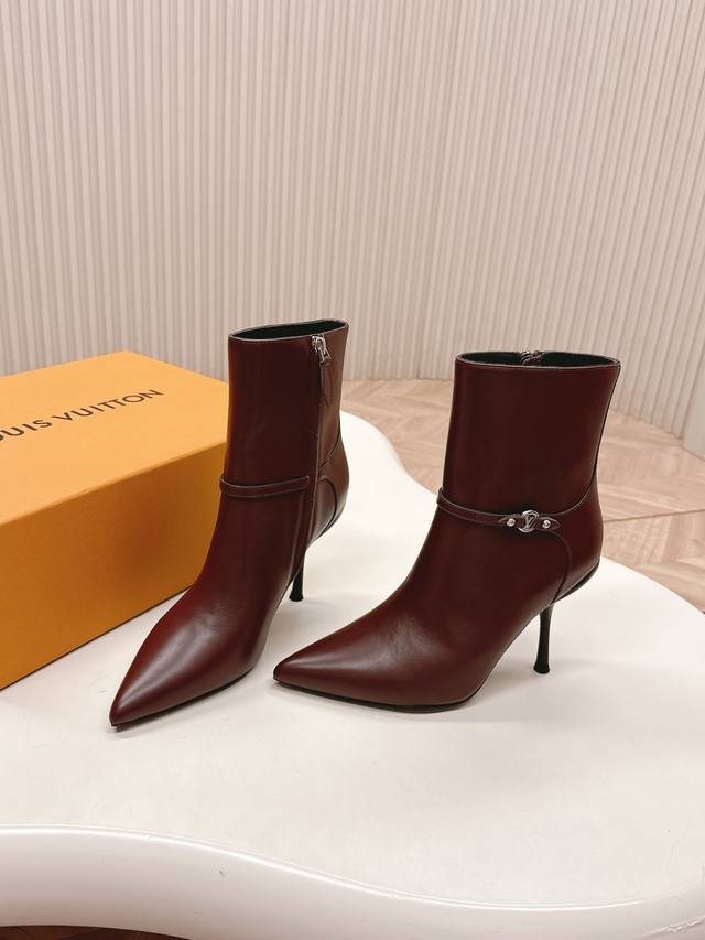 Lv驴牌 25Ss 新款秋冬高跟马丁靴短靴 楦型百搭瘦脚Yyds.造型立体饱满，气质满满 上脚舒适 非常复古风、气场十足，加原版老花设计风格非常经典 细节完美