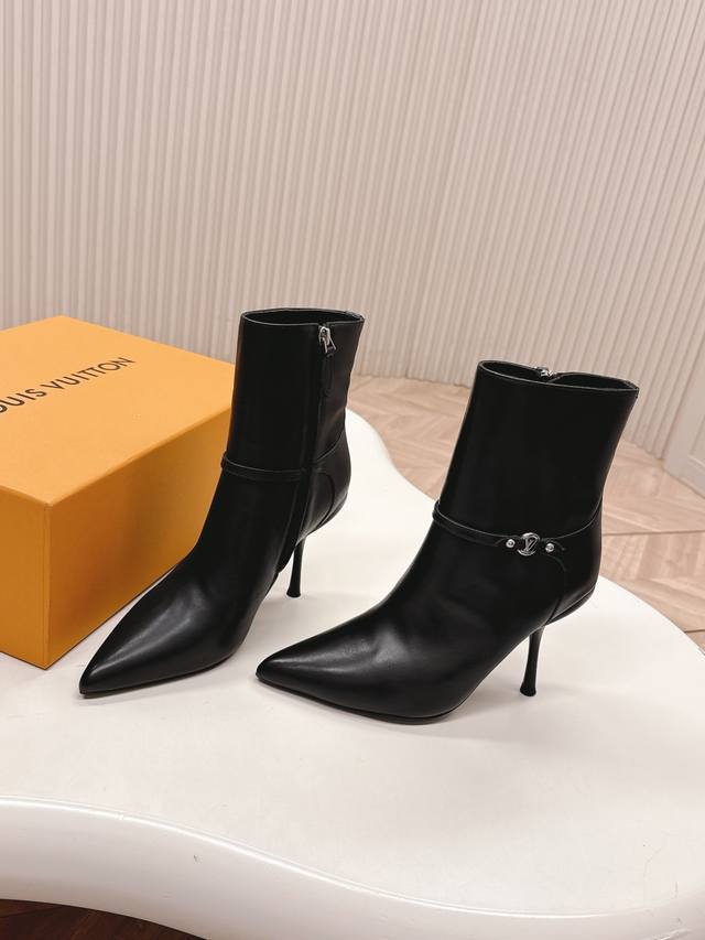 Lv驴牌 25Ss 新款秋冬高跟马丁靴短靴 楦型百搭瘦脚Yyds.造型立体饱满，气质满满 上脚舒适 非常复古风、气场十足，加原版老花设计风格非常经典 细节完美