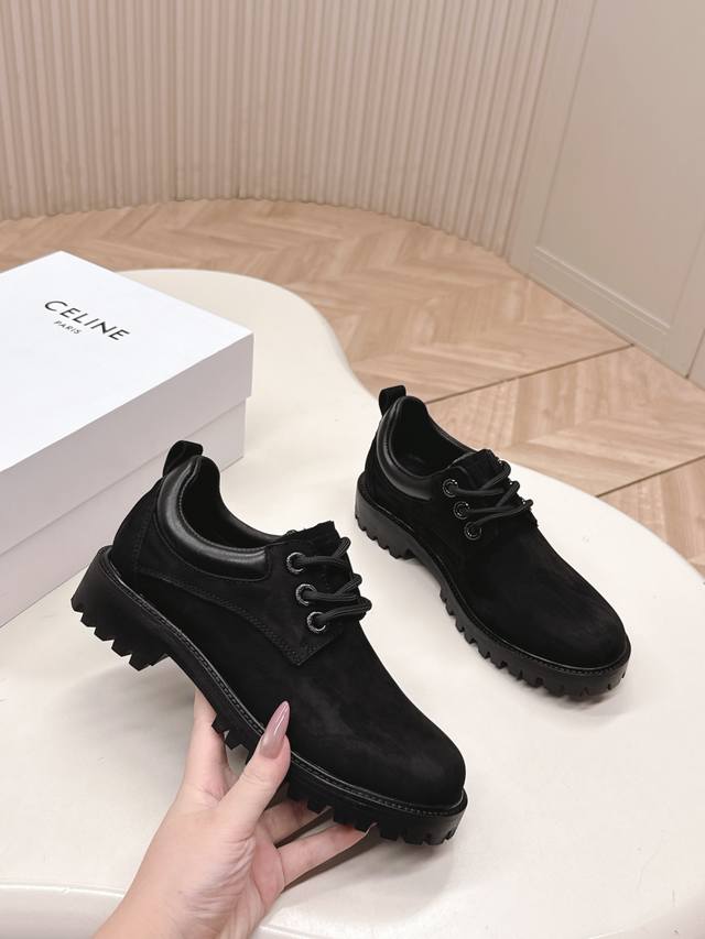 高版 Celine 经典 休闲大黄鞋 复古圆头 又帅又酷 复古做旧 鞋面采用进口牛反绒，质感超级奈斯，内里牛皮，原版一比一开模大底！上脚非常舒适 大头的设计，妥