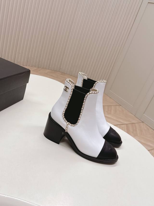 Chanel香奈儿25Ss 新款秋冬高跟马丁靴短靴 楦型百搭瘦脚Yyds.造型立体饱满，上脚舒适 气场十足，橡筋一脚蹬 易穿搭 经典链条五金 高级优雅 鞋面：牛