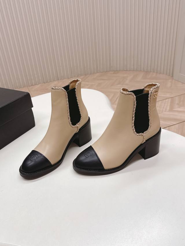 Chanel香奈儿25Ss 新款秋冬高跟马丁靴短靴 楦型百搭瘦脚Yyds.造型立体饱满，上脚舒适 气场十足，橡筋一脚蹬 易穿搭 经典链条五金 高级优雅 鞋面：牛