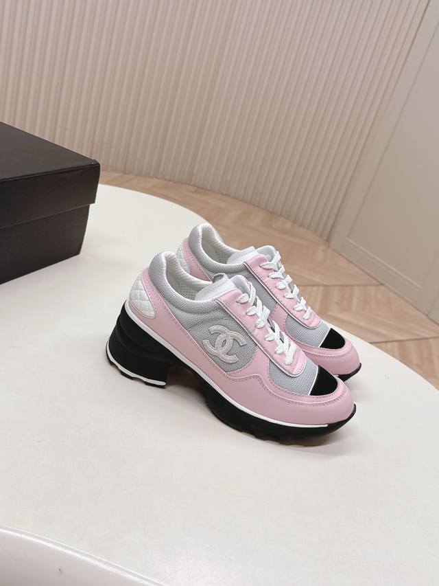 火爆款 Chanl 香奈儿25K秋冬新款高跟拼色休闲运动鞋 奇奇怪怪 丑萌丑萌 专柜断货王 各大博主社交日推款，这季新款简直闭眼入，上脚秀气灵动狂好看，率性的休