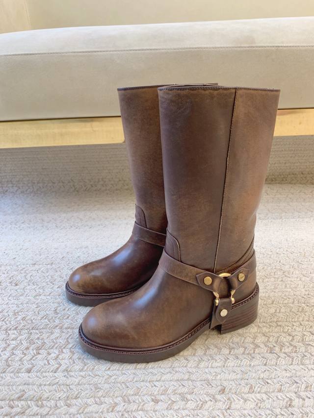 Chlo*新款踝三角带扣长靴 原版套楦 顶级品质 材质 鞋面：进口牛皮 内里：进口羊皮里 大底：真皮大底 码数：35-39 34.40.41定做不退不换