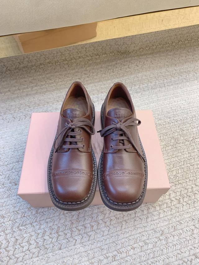 Mi*Mi*Ss25小方头系带单鞋 原版套楦 顶级品质 材质 鞋面：进口牛皮 内里：进口羊皮里 大底：真皮大底 码数：35-39 34.40.41定做不退不换