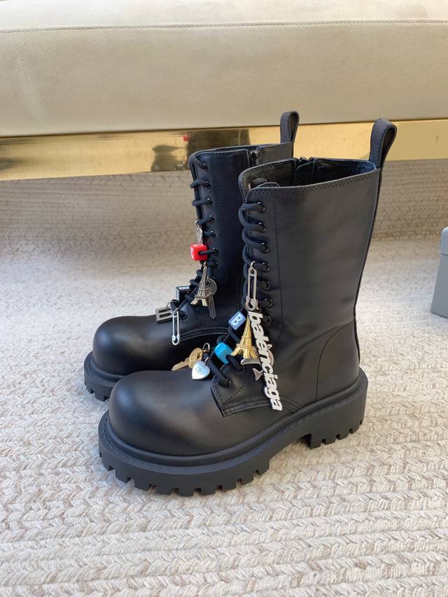 Balenciag*Ss25新款双B系带短靴 原版套楦 顶级品质 材质 鞋面：进口牛皮 内里：进口羊皮里 大底：进口定制橡胶底 码数35-39 34.40.41