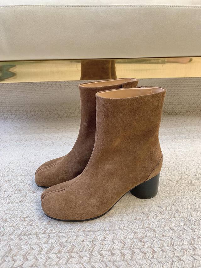 Maisonmargiel*Ss25新款圆跟分趾短靴 原版套楦 顶级品质 材质 鞋面：进口牛皮 进口麂皮绒 内里：进口羊皮里 大底：真皮大底 码数：35-39