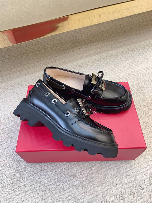 Roger Vivie*Ss25新款蝴蝶结方扣乐福鞋 原版套楦 顶级品质 材质 鞋面：进口牛皮 内里：进口羊皮里 大底：进口橡胶底 码数：35-39 34.40