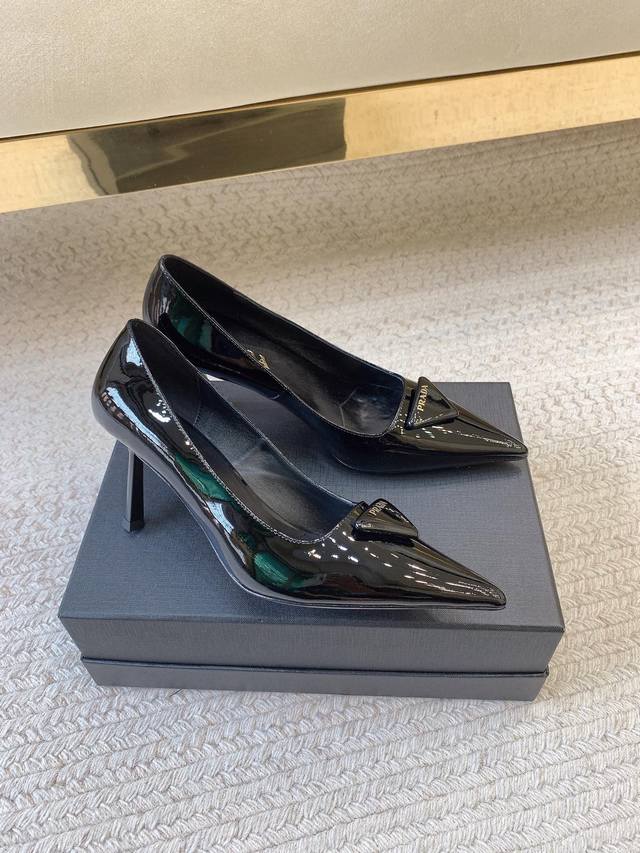 Prad*Ss25新款三角扣单鞋 原版套楦 顶级品质 材质 鞋面：进口牛皮 内里：进口羊皮里 大底：真皮大底 跟高：7公分 码数：35-39 34.40.41