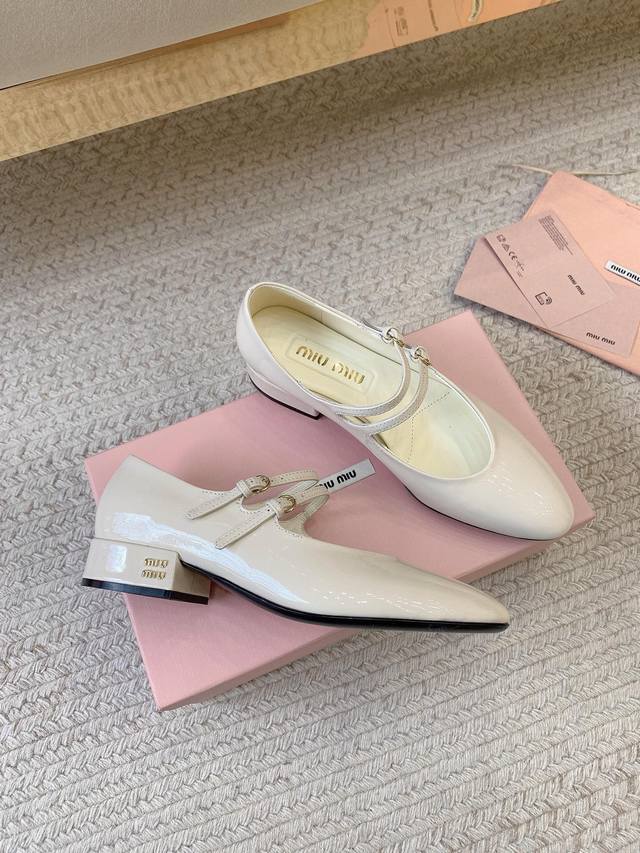 Mi*Mi*Ss25新款双带平底单鞋 原版套楦 顶级品质 材质 鞋面：进口定制漆皮 内里：进口羊皮里 大底：真皮大底 码数：35-39 34.40.41定做不退