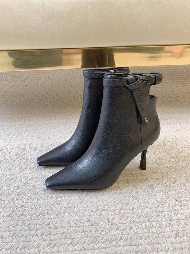 Jimmy Cho*Ss25新款后镂空侧拉链短靴 原版套楦 顶级品质 材质 鞋面：进口牛皮 内里：进口羊皮里 大底：真皮大底 码数：35-39 34.40.41