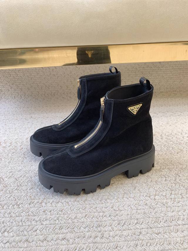 Prad*Ss25新款正开拉链麂皮短靴 原版套楦 顶级品质 材质 鞋面：进口麂皮 内里：进口羊皮里 大底：进口定制橡胶底 码数：35-39 34.40.41定做