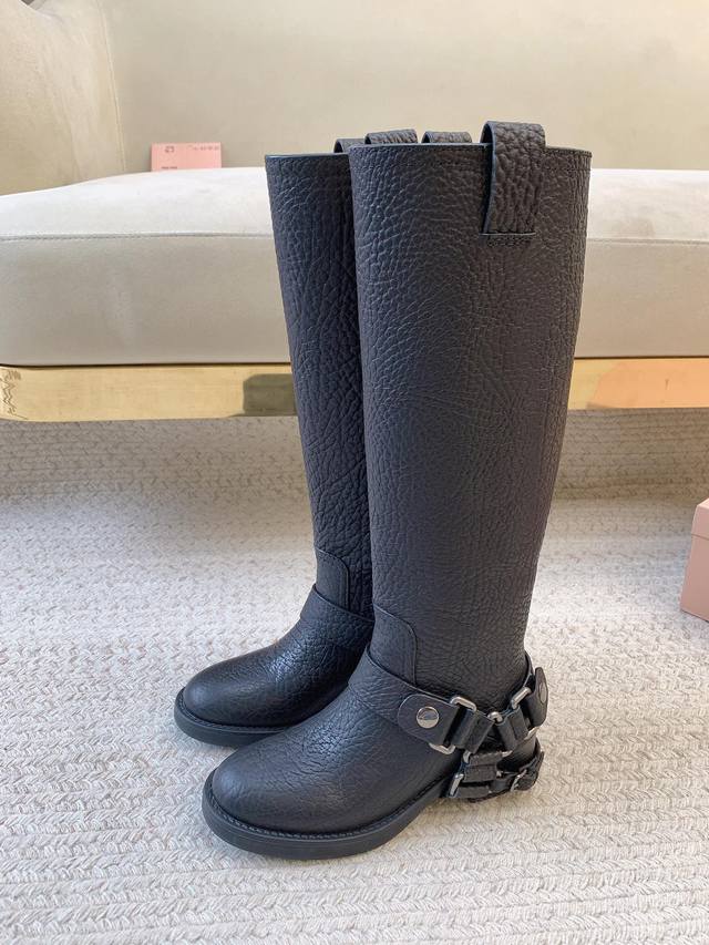 730 Mi*Mi*Ss25新款三角带扣长 短靴 原版套楦 顶级品质 材质 鞋面：进口牛皮 内里：进口羊皮里 大底：真皮大底 码数：35-39 34.40.41