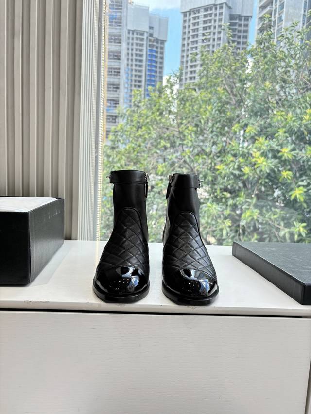 G233Chanel香奈儿*小香秋冬切尔西短靴新款骑士靴库靴这款骑士靴真的是帅气时尚的代表马丁靴骑士靴靴筒Chanel字母点缀 低调不失奢华！简约时尚个性又大气